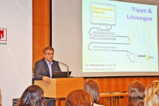 Veranstaltung "Arbeit & Alter - Tipps & Lösungen" in der Wirtschaftskammer Vorarlberg: Begrüßung der TeilnehmerInnen durch Dr. Christoph Jenny, stv. Direktor der WKV